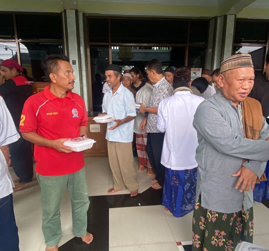 Langkah Mulia di Ujung Bulan Syaban 1445 H, Yayasan Puguh Foundation Bagikan Nasi Kotak di Masjid Bululawang 1