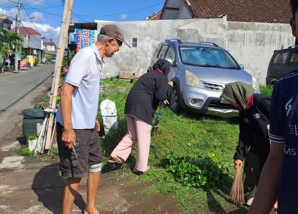 Bersama Warga RT.05/RW.01 Arjosari, PMM 27 UMM Cegah Demam Berdarah     1
