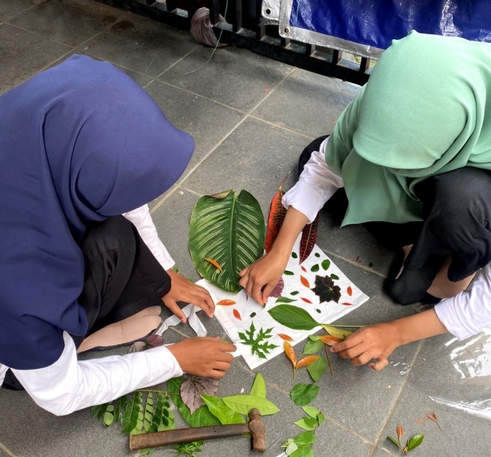 PMM 74 UMM Latih Ketrampilan Ecoprint Anak-Anak LKSA Robbani 1