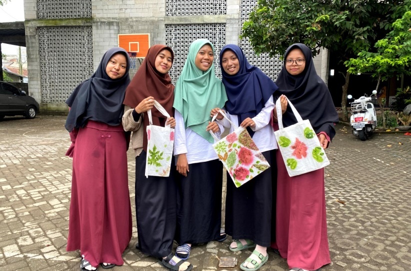PMM 74 UMM Latih Ketrampilan Ecoprint Anak-Anak LKSA Robbani 2