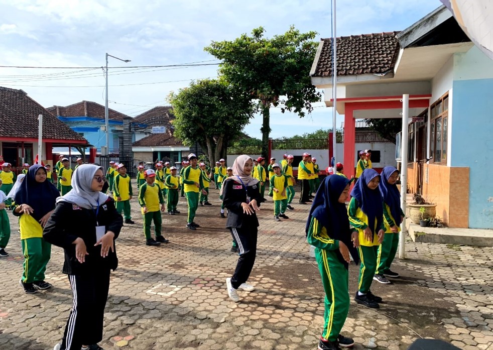 Senam Kewer-Kewer Mahasiswa PMM 9 UMM Bersama Wali Murid-Guru SDN1 Selorejo 1