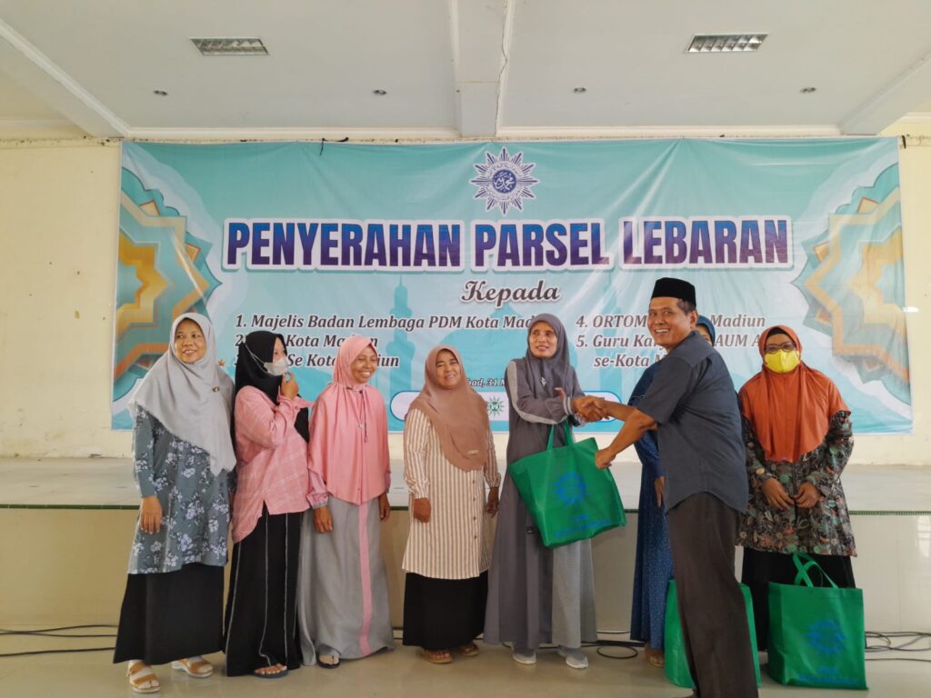 PDM Kota Madiun Bagi 650 Parcel Pada Kader, Marbot Masjid-Penggali Makam 1