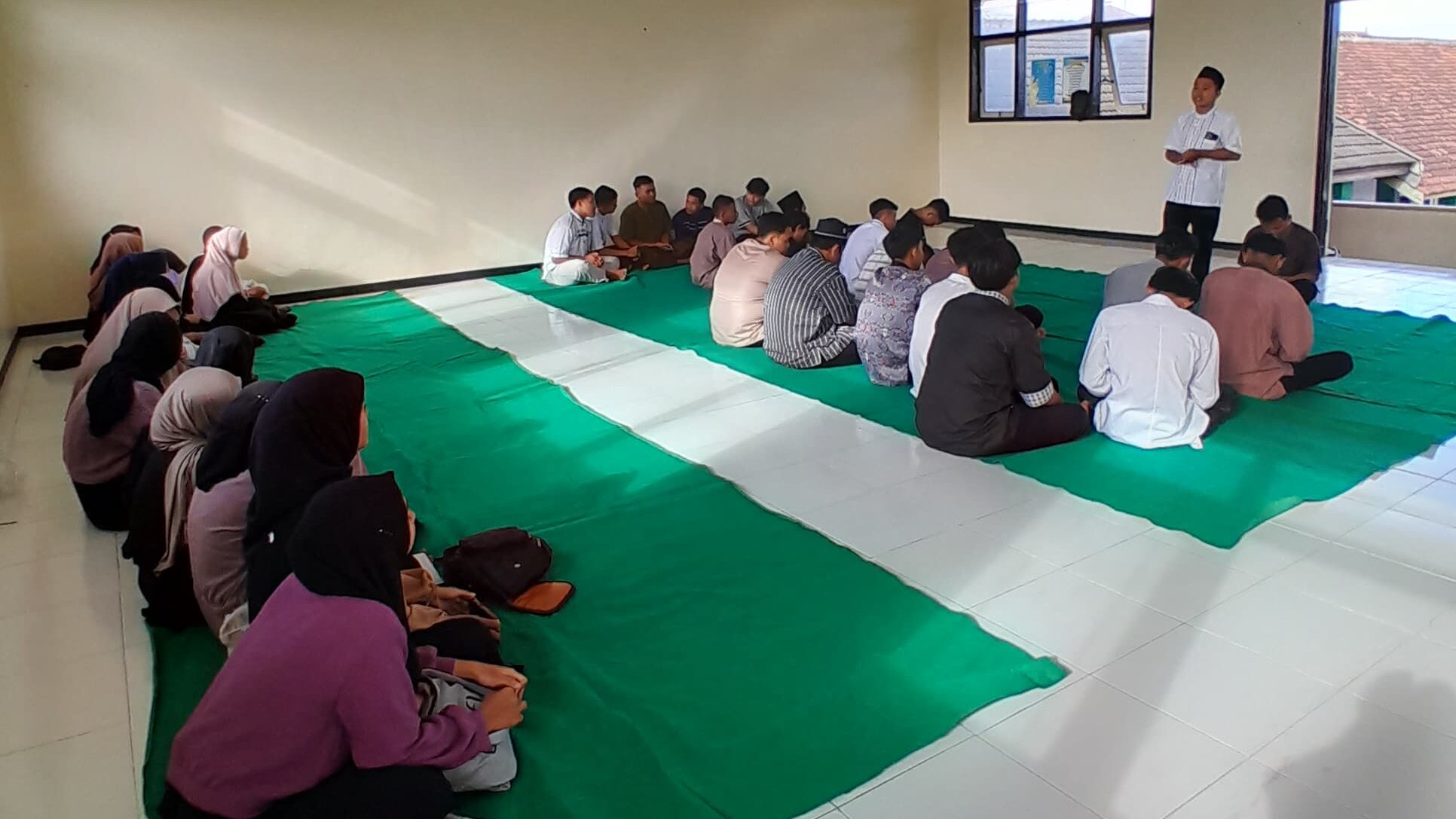 Penuh Haru, Siswa, Guru-Karyawan Smamuda Sumberpucung Halal Bi Halal Ihklas Mema’afkan 1 Penuh Haru, Siswa, Guru-Karyawan Smamuda Sumberpucung Halal Bi Halal Ihklas Mema’afkan 1