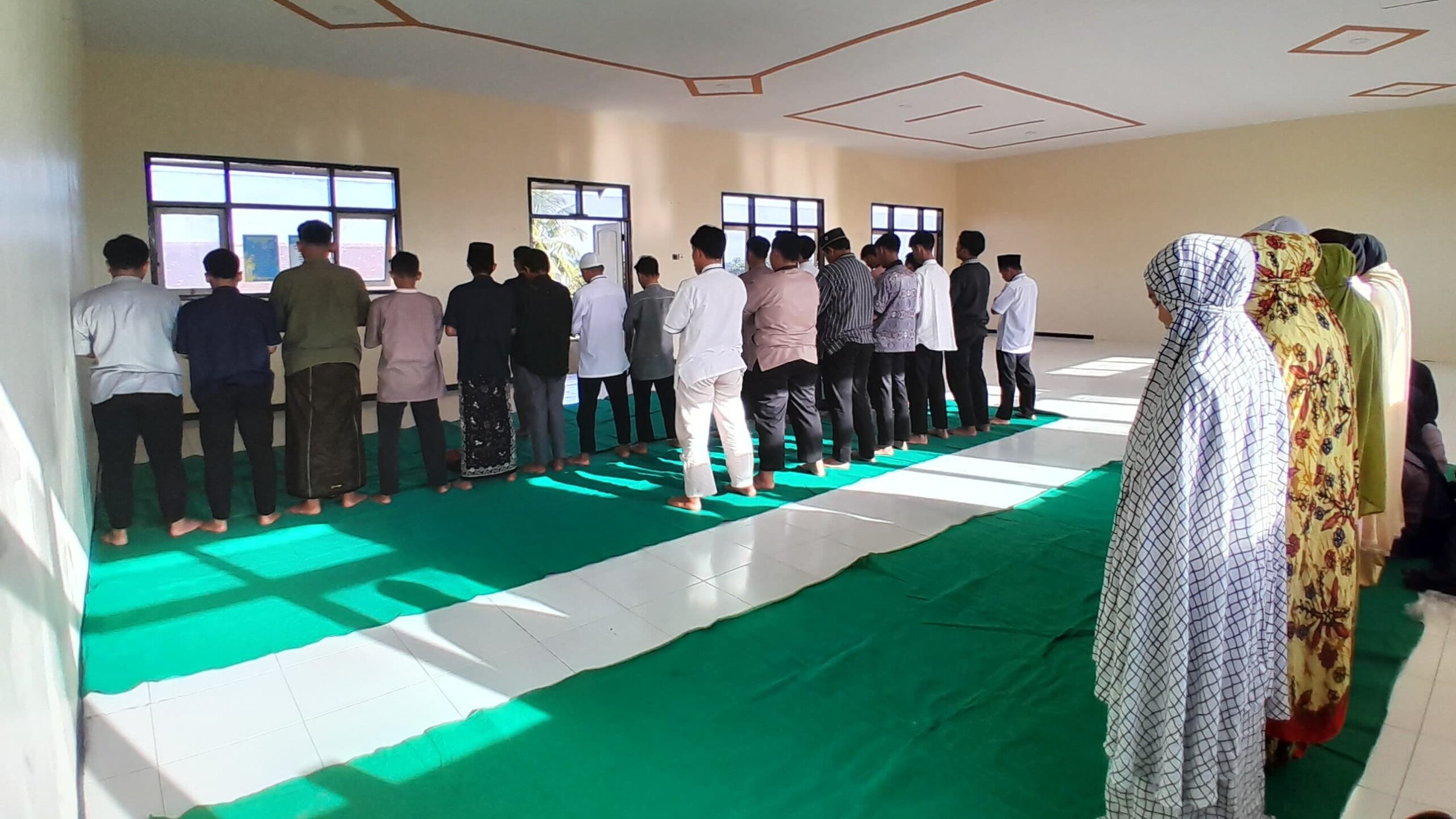 Penuh Haru, Siswa, Guru-Karyawan Smamuda Sumberpucung Halal Bi Halal Ihklas Mema’afkan 2 Penuh Haru, Siswa, Guru-Karyawan Smamuda Sumberpucung Halal Bi Halal Ihklas Mema’afkan 2