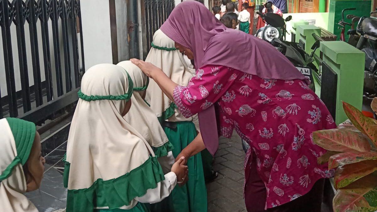 Usai Berma’afan Guru-Siswa ABA 13, Lanjut Silaturahmi ke Warga 1