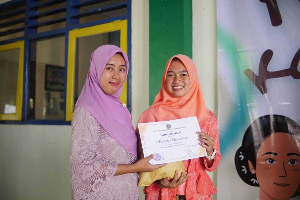 SMP M-One Sumberpucung Hari Kartini Siswa Upacara Kostum Adat Jawa 2