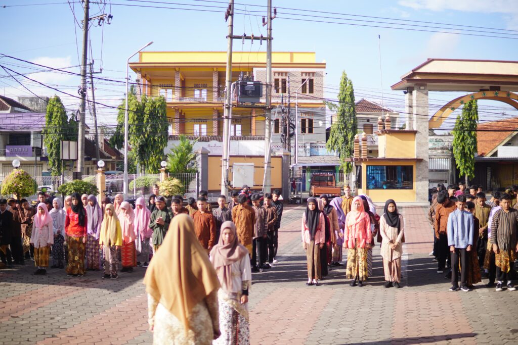 SMP M-One Sumberpucung Hari Kartini Siswa Upacara Kostum Adat Jawa 1
