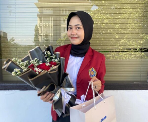 Prestasi, Wisudawan Ekonomi Pembangunan Borong Terbaik Satu, Dua-Tiga FEB UMM   3