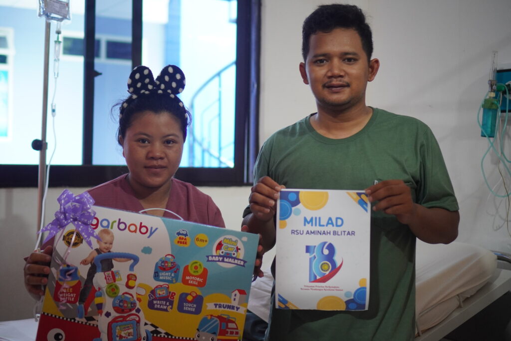 Momentum Milad 18 RSU Aminah Blitar Beri Gift Pasien 3