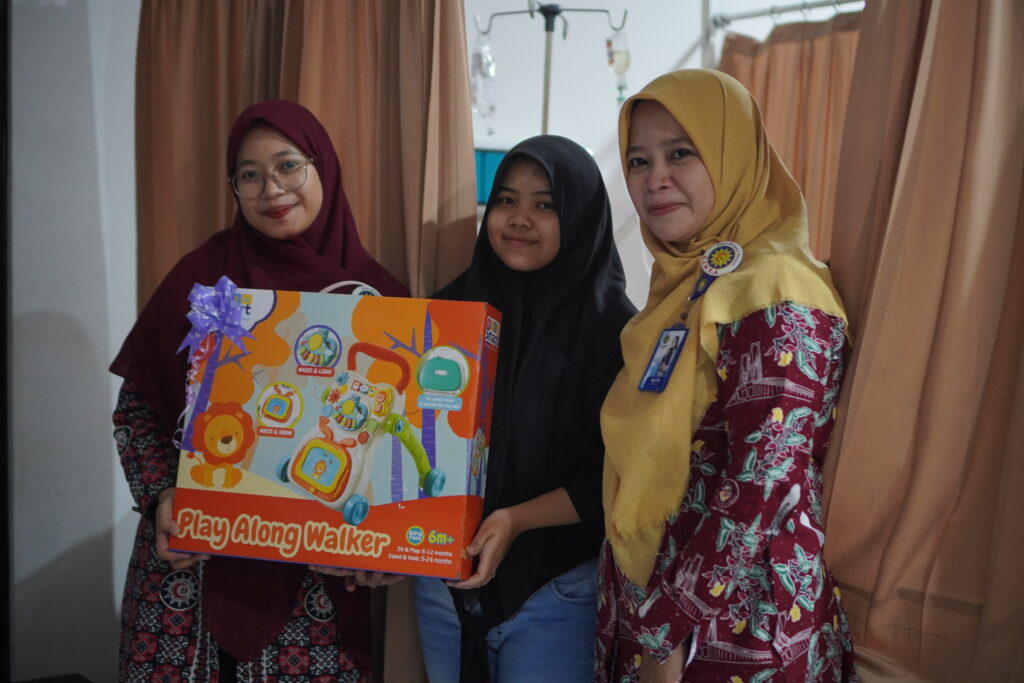 Momentum Milad 18 RSU Aminah Blitar Beri Gift Pasien 2