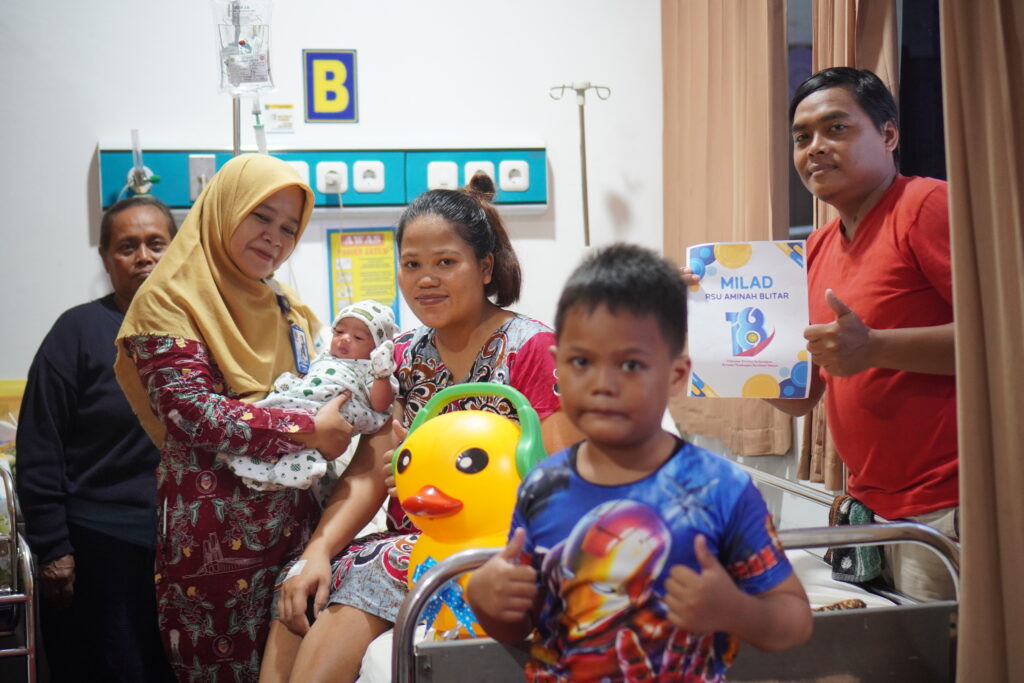 Momentum Milad 18 RSU Aminah Blitar Beri Gift Pasien 1