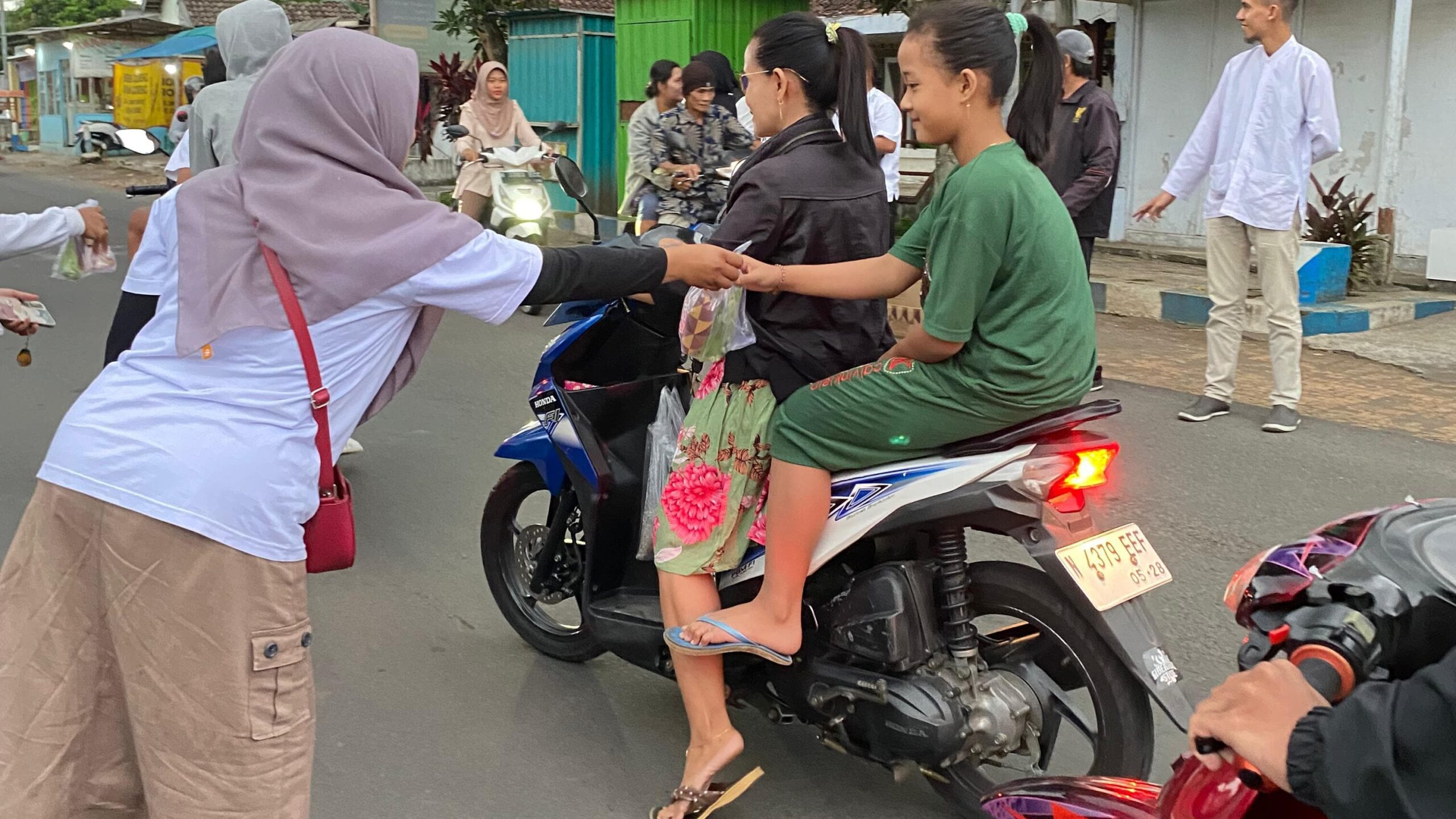 Guru-Siswa MD2 Elementary Sumberpucung Bagi Ratusan Takjil   1