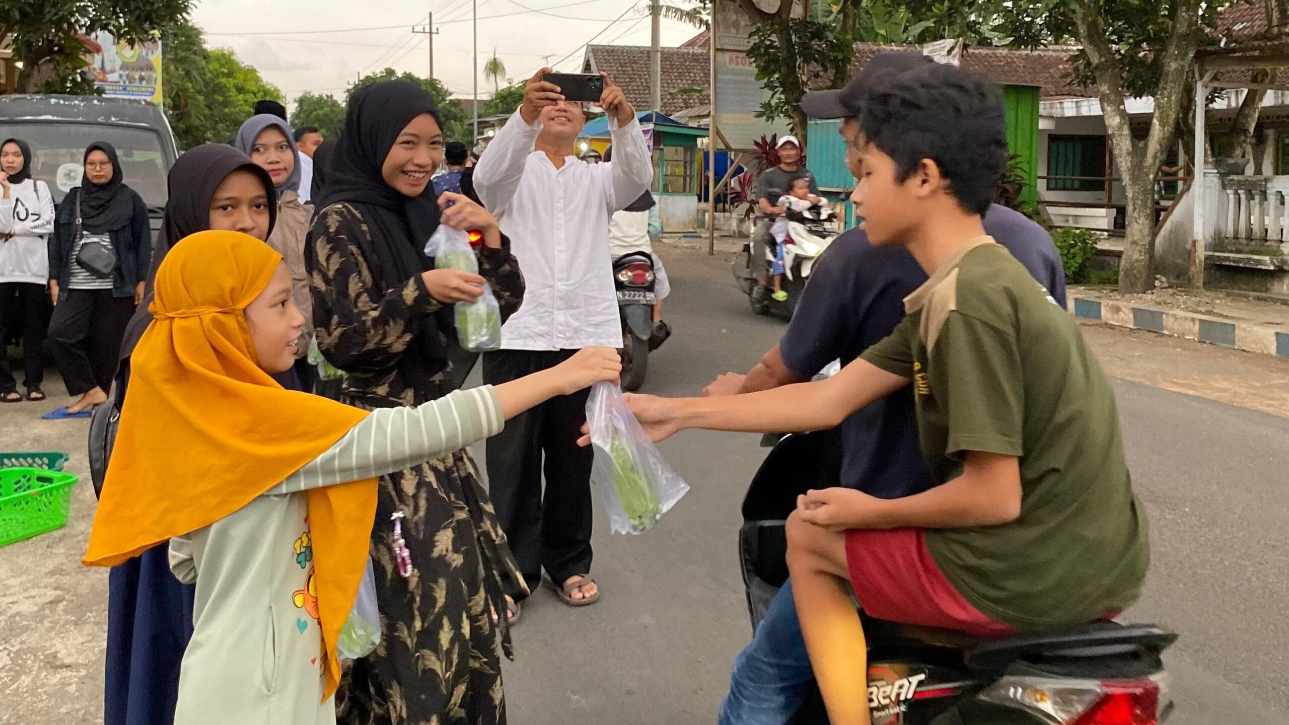Guru-Siswa MD2 Elementary Sumberpucung Bagi Ratusan Takjil   2