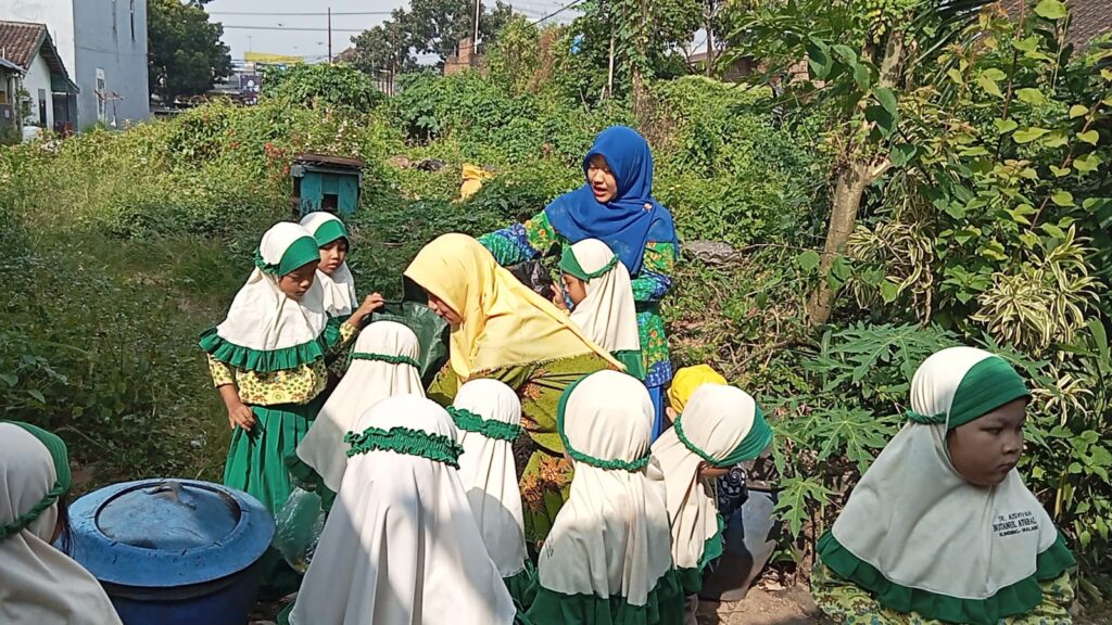 Milad Aisyiyah 107 Tahun, Siswa TK ABA 13 Malang Bersih Lingkungan-Dakwah Kemanusiaan Semesta 2