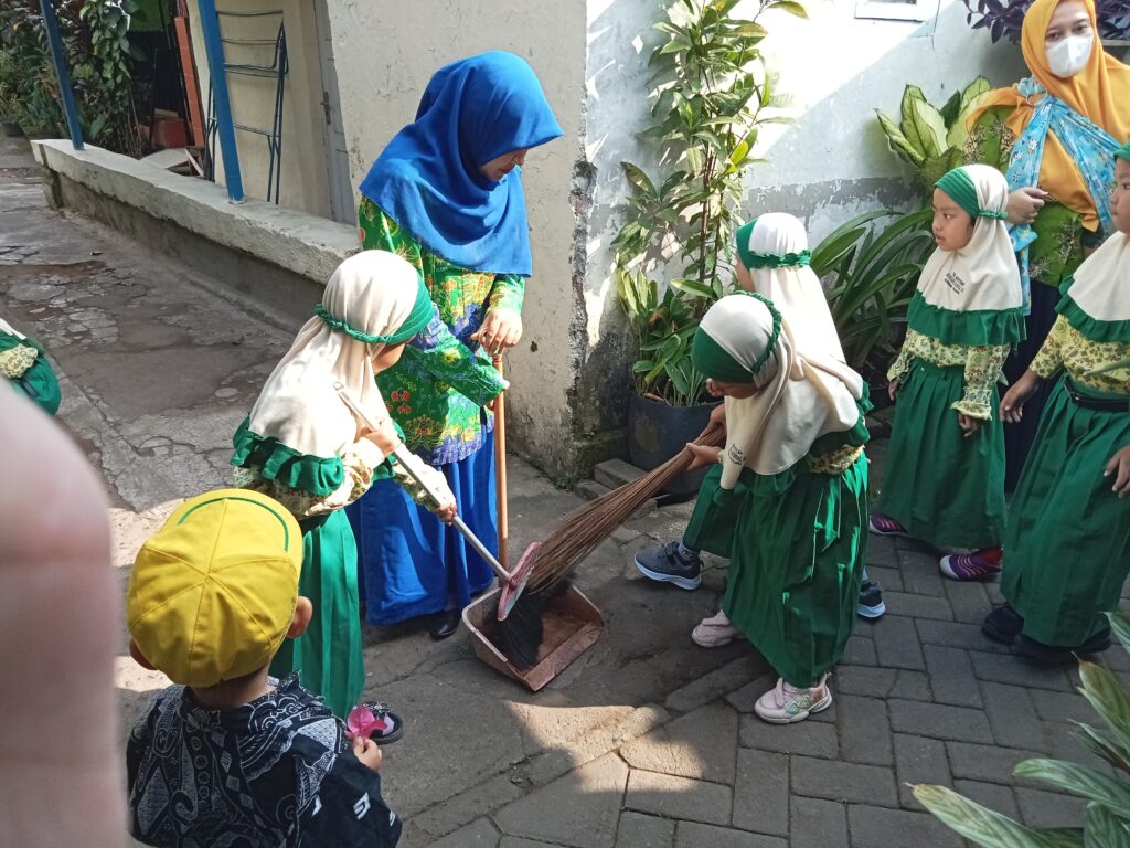 Milad Aisyiyah 107 Tahun, Siswa TK ABA 13 Malang Bersih Lingkungan-Dakwah Kemanusiaan Semesta 1