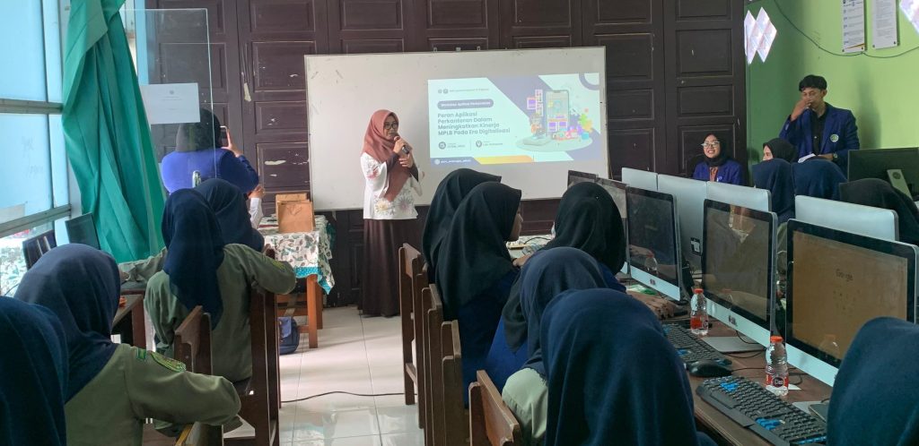 Mahasiswa AM Workshop Aplikasi Perkantoran Siswa SMK Mugas 3