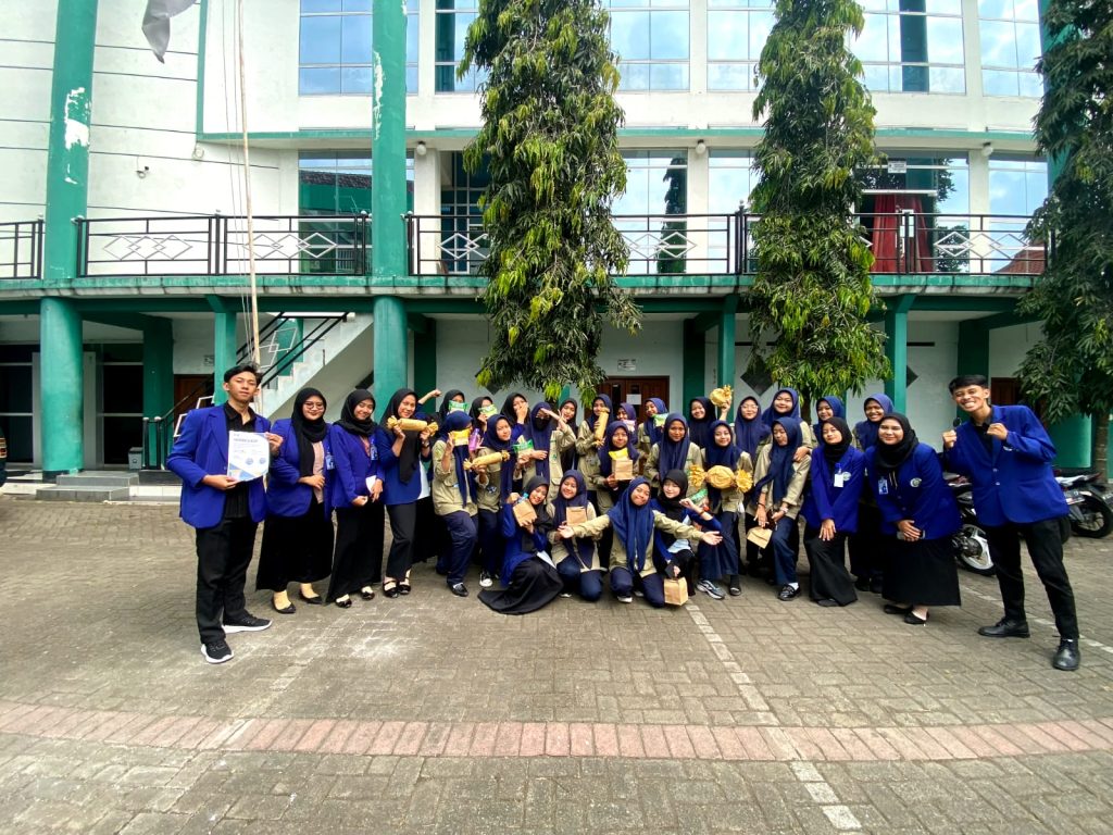 Mahasiswa AM Workshop Aplikasi Perkantoran Siswa SMK Mugas 1