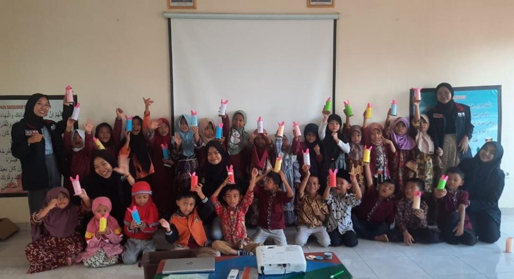 PMM 15 Gelombang 7 UMM Edukasi Siswa RA Miftahul Jannah Pentingnya Menabung-Mengasah Kreativitas Melalui Karya Celengan dari Limbah Plastik 1