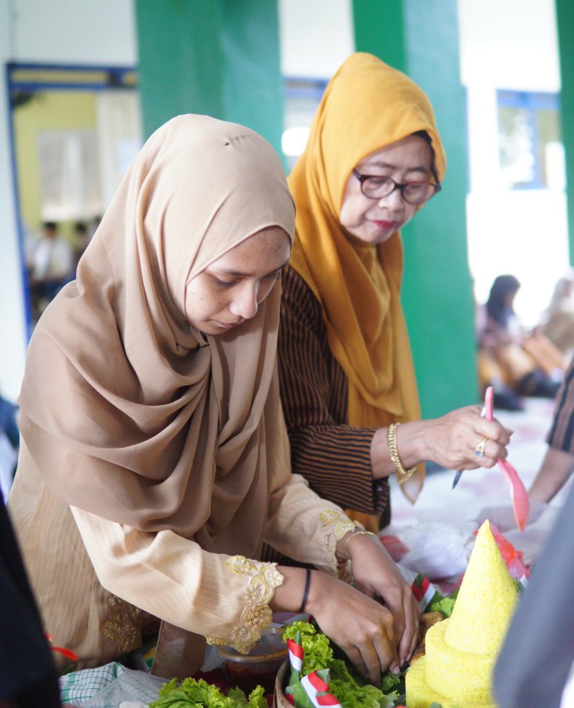 Harkitnas Siswa SMP M-One Sumberpucung Semangat Lomba Hias Nasi Tumpeng 1