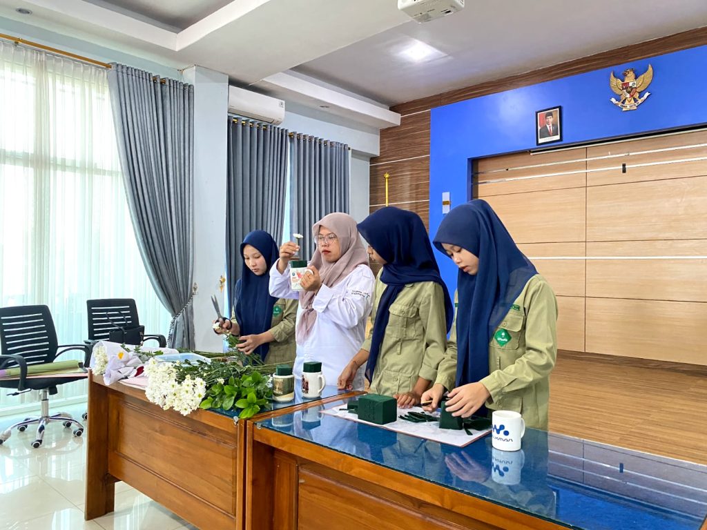 Siswa Perhotelan SMK Mugas Pembekalan PKL, Budaya Kerja-Florist 1