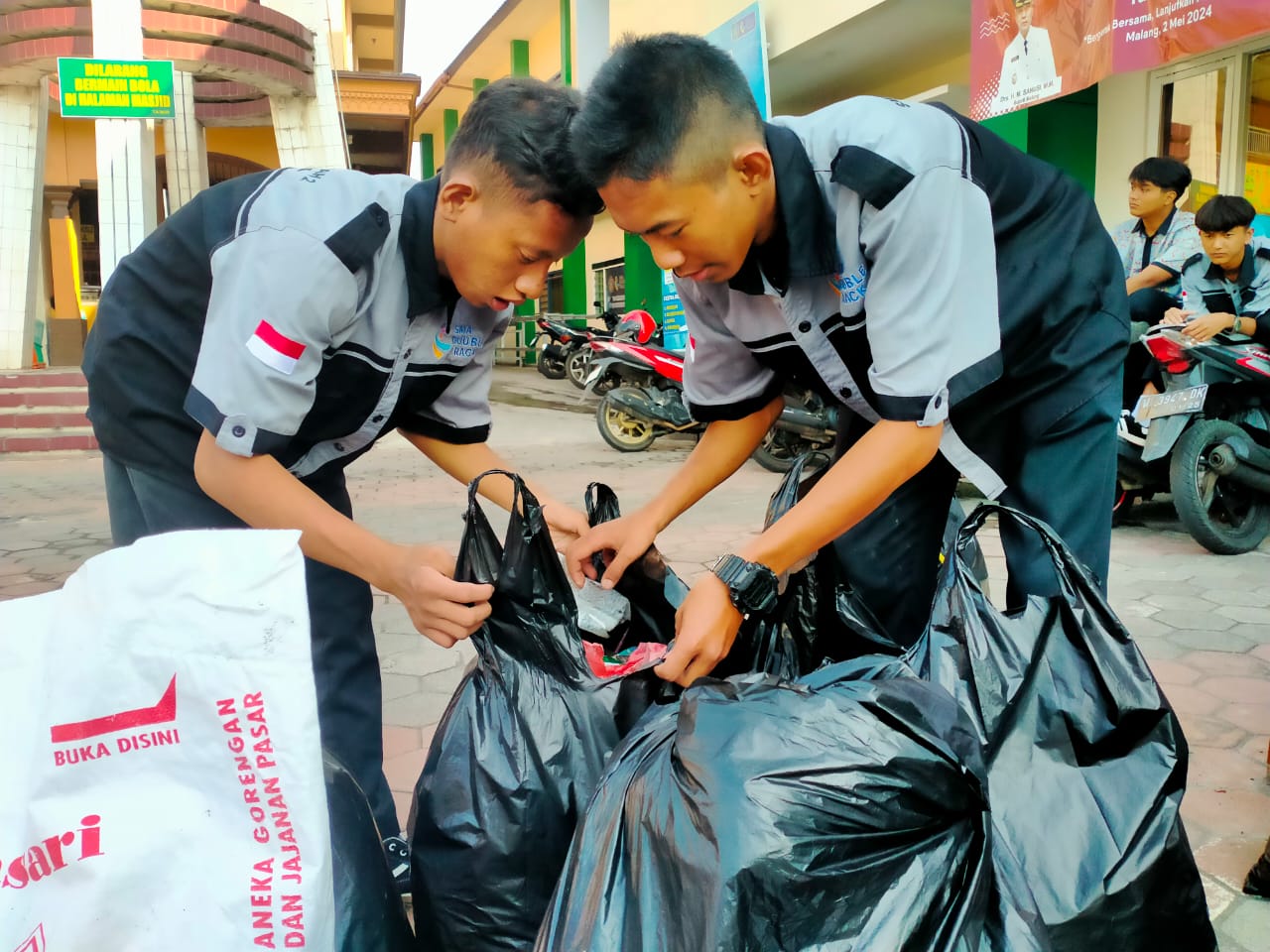 Siswa Smamuda Sumberpucung Baksos Bersih Lingkungan Sekitar Sekolah 2 Siswa Smamuda Sumberpucung Baksos Bersih Lingkungan Sekitar Sekolah 2