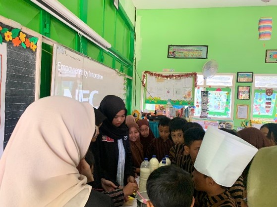 Kolaborasi Tim PMM UMM-PMM Mitra Dosen, Upaya Meningkatkan Konsumsi Susu di SDN Merjosari 5 Kota Malang 1