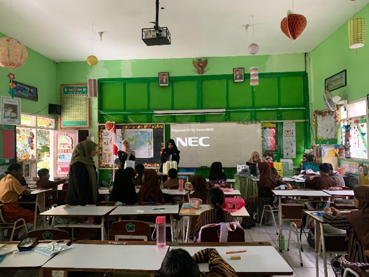 Kolaborasi Tim PMM UMM-PMM Mitra Dosen, Upaya Meningkatkan Konsumsi Susu di SDN Merjosari 5 Kota Malang 2