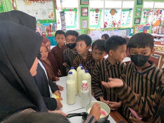 Kolaborasi Tim PMM UMM-PMM Mitra Dosen, Upaya Meningkatkan Konsumsi Susu di SDN Merjosari 5 Kota Malang 3