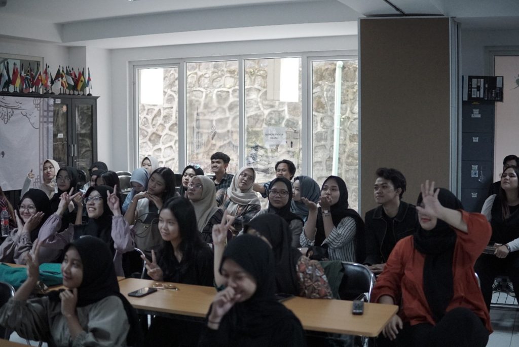 Digitalisasi, Antropolog University of Auckland Jabarkan Aktivisme Fandom K-Pop Pada Mahasiswa Prodi HI UMM 1