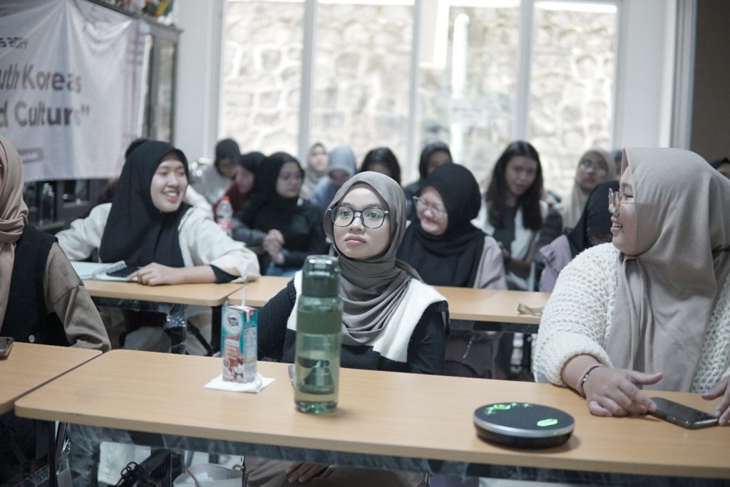 Digitalisasi, Antropolog University of Auckland Jabarkan Aktivisme Fandom K-Pop Pada Mahasiswa Prodi HI UMM 4