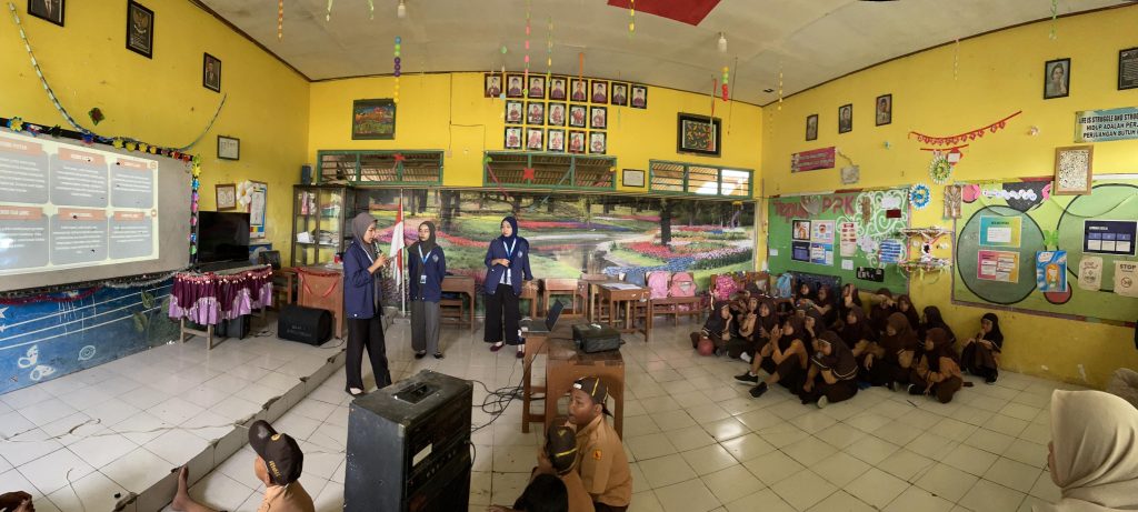 Mahasiswa KKN UMLA Pembelajaran Interaktif Pada Siswa SDN Bulutengger, Sekaran, Lamongan 1