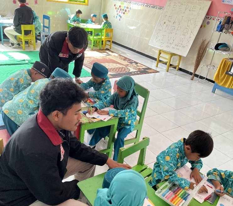 Wujudkan Generasi Kompetitif, PMM 101 UMM Kenalkan Bahasa Inggris Pada Siswa TK PKK Tunas Bangsa Desa Blarang 4
