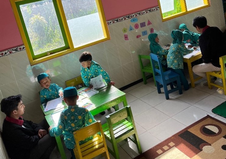 Wujudkan Generasi Kompetitif, PMM 101 UMM Kenalkan Bahasa Inggris Pada Siswa TK PKK Tunas Bangsa Desa Blarang 2