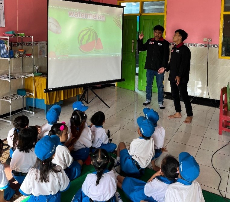 Wujudkan Generasi Kompetitif, PMM 101 UMM Kenalkan Bahasa Inggris Pada Siswa TK PKK Tunas Bangsa Desa Blarang 1