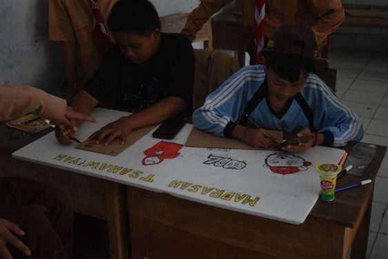 PMM 103 UMM-Siswa MTs Al Hidayah Sukonolo Kreatifitas Menghias Kelas 3