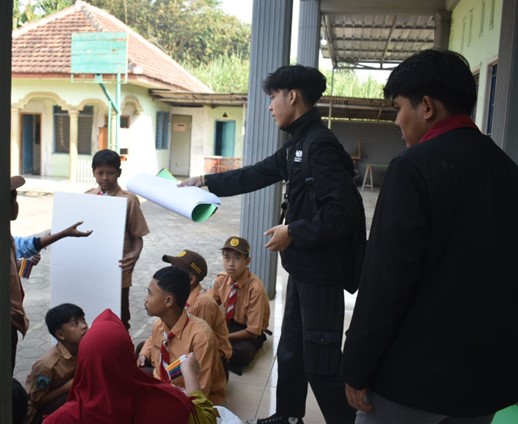 PMM 103 UMM-Siswa MTs Al Hidayah Sukonolo Kreatifitas Menghias Kelas 1