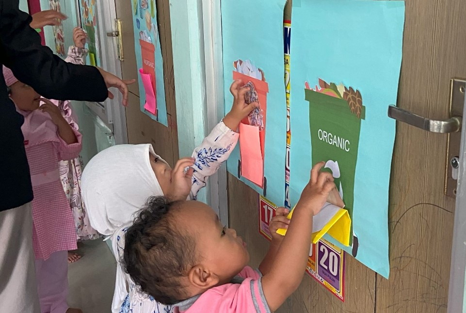 Mengasah Kreativitas-Peduli Alam PMM 20 UMM Edukasi Kreatif di SPS Omah Basmallah 4