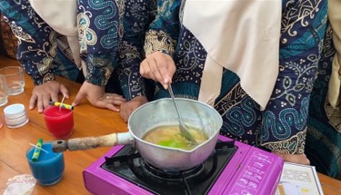 PMM 20 UMM Ajak Warga Desa Godong, Jombang, Olah Limbah Jadi Lilin Aromaterapi 1