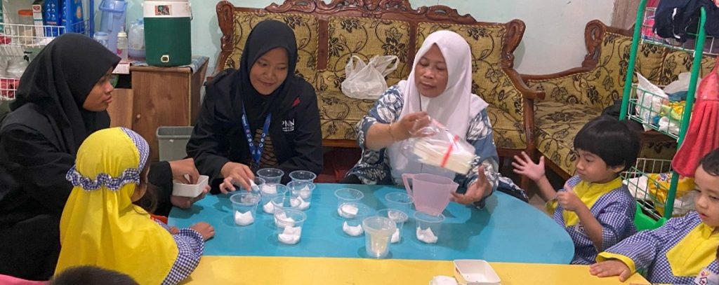 Mengasah Kreativitas-Peduli Alam PMM 20 UMM Edukasi Kreatif di SPS Omah Basmallah 1