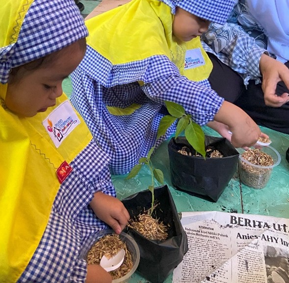 Mengasah Kreativitas-Peduli Alam PMM 20 UMM Edukasi Kreatif di SPS Omah Basmallah 2