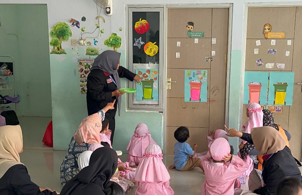 Mengasah Kreativitas-Peduli Alam PMM 20 UMM Edukasi Kreatif di SPS Omah Basmallah 3