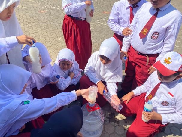 PMM 23 UMM Karya Suplemen Tanaman dari Limbah Bersama Siswa SDN 1 Selorejo 3
