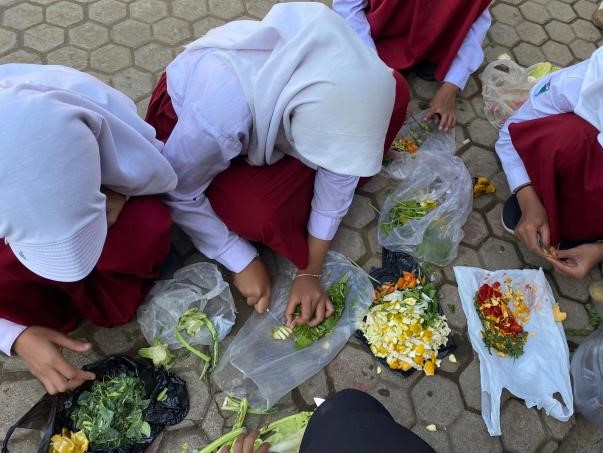 PMM 23 UMM Karya Suplemen Tanaman dari Limbah Bersama Siswa SDN 1 Selorejo 2