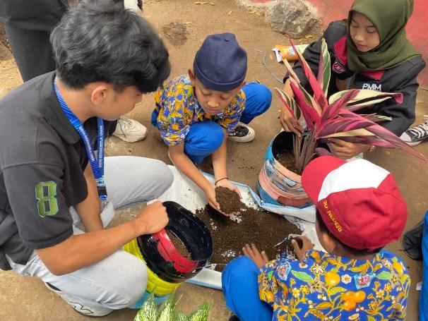 PMM 23 UMM Karya Suplemen Tanaman dari Limbah Bersama Siswa SDN 1 Selorejo 1