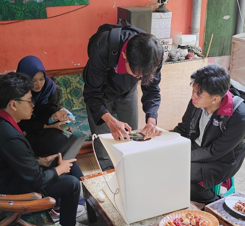 Tim PMM 62 UMM Latih UMKM Digital Marketing Sekaligus Website UMKM RW 02 Bareng 2