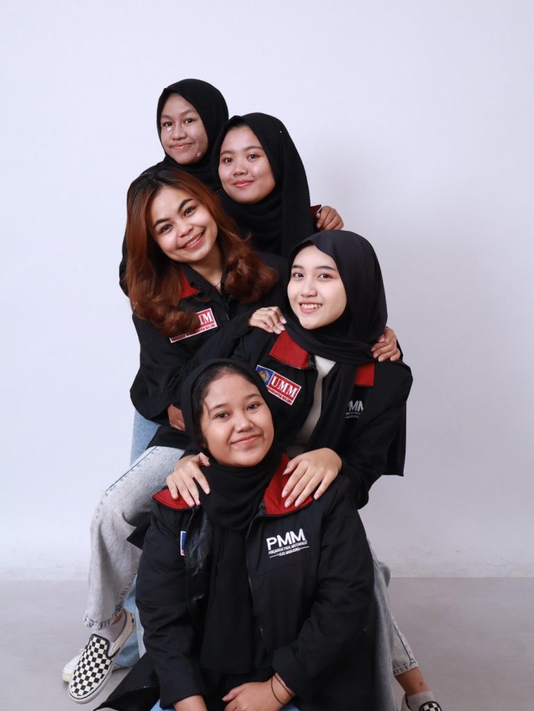 Pelestarian Budaya dan Peningkatan Keterampilan Bersama Ibu Ibu PKK oleh Mahasiswa PMM 76 UMM 3