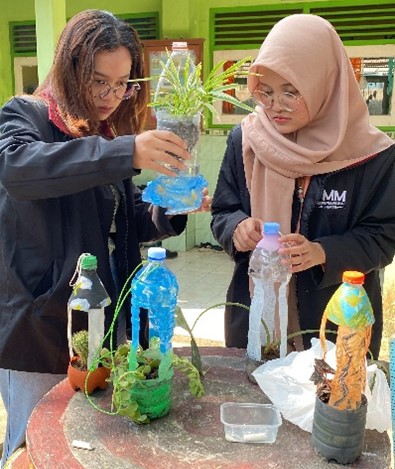 PMM 95 UMM Bersama Siswa SDN Nglegok 02 Manfaatkan Limbah Plastik Jadi Karya Kreatif 1