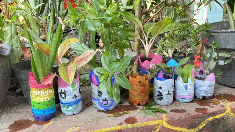 PMM 95 UMM Bersama Siswa SDN Nglegok 02 Manfaatkan Limbah Plastik Jadi Karya Kreatif 2