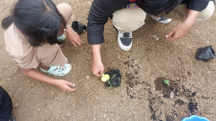 Kelompok 99 PMM UMM Edukasi Anak-Anak Dusun Brau Penanaman Bibit Sayur 1