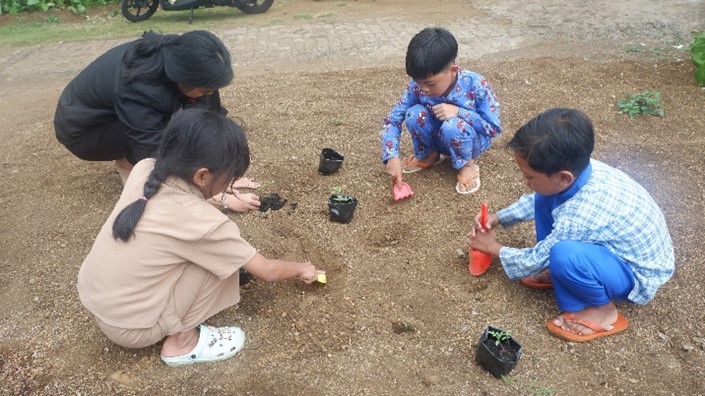 Kelompok 99 PMM UMM Edukasi Anak-Anak Dusun Brau Penanaman Bibit Sayur 2